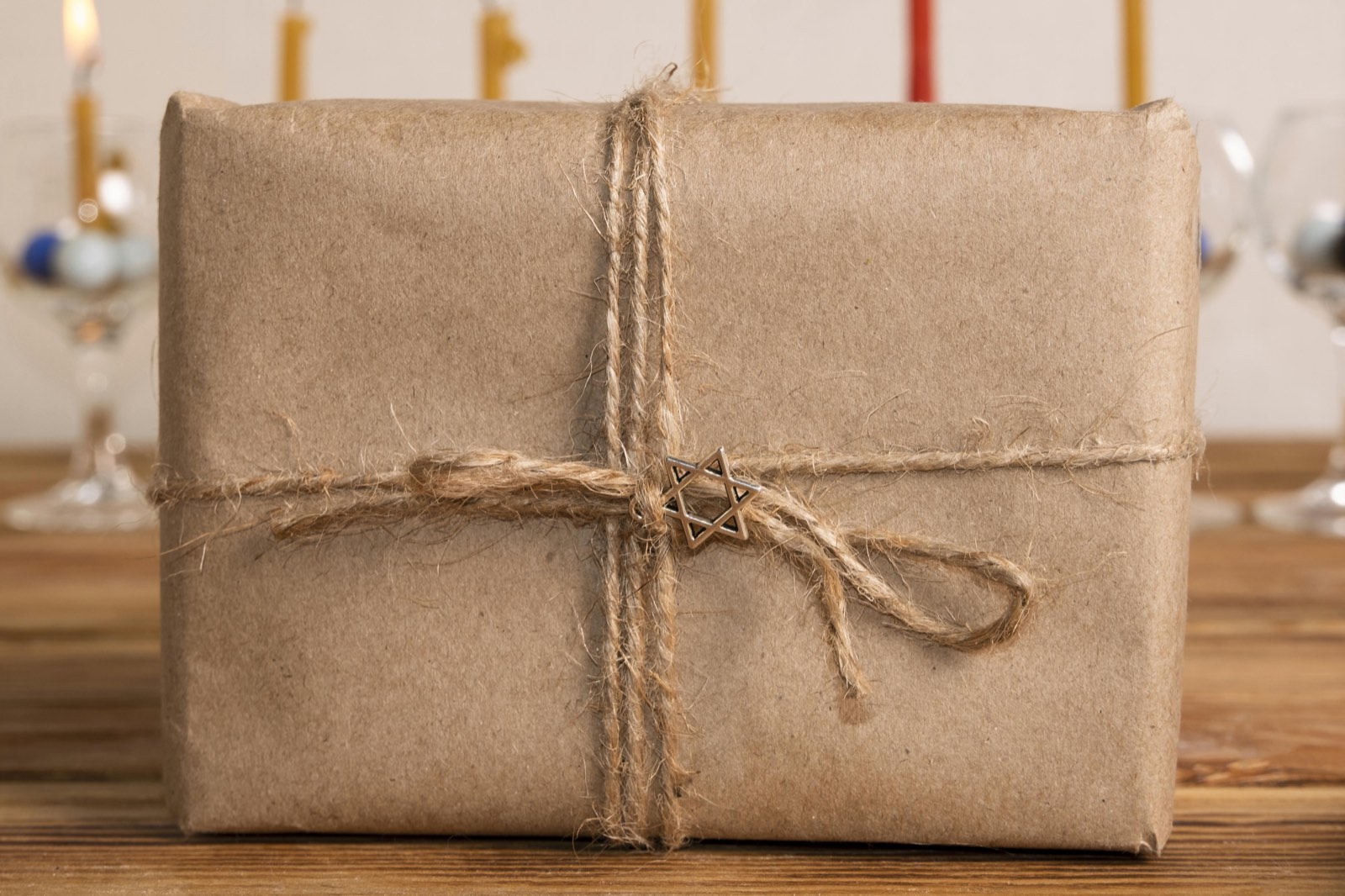 Regalo envuelto en papel kraft